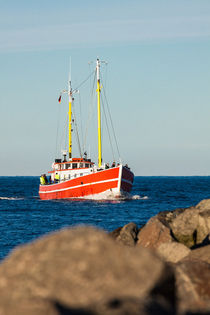 Fischerboot auf der Ostsee vor Warnemünde by Rico Ködder