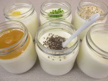 Joghurt im Glas aus dem Joghurtbereiter mit Topping von Heike Rau