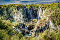 Plitvice Waterfall and lake. von Colin Metcalf