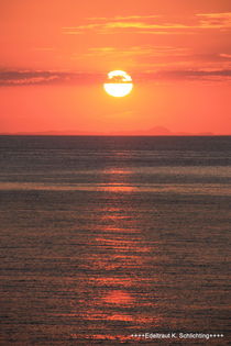 Glutroter Sonnenuntergang am Meer ... Abendstimmung by Edeltraut K.  Schlichting