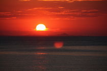 Glutroter Sonnenaufgang am Meer ...  Nr. 1 von Edeltraut K.  Schlichting