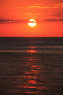 glutroter Sonnenaufgang am Meer ... Nr. 5 von Edeltraut K.  Schlichting