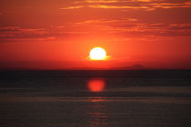 glutroter Sonnenaufgang - Sonnenuntergang am Meer ... Spiegelung Nr. 3 von Edeltraut K.  Schlichting