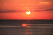Sonnenaufgang am Meer .... glutrot ... Sonnenspiegelung .. Mallorca Nr.4 von Edeltraut K.  Schlichting