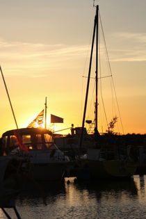 Sonnenuntergang am Hafen ... Ostsee, Segelschiffe by Edeltraut K.  Schlichting