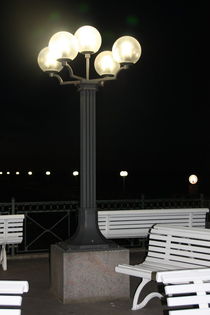  Abendbeleuchtung an der Seebrücke in Kühlungsborn, Ostsee von Edeltraut K.  Schlichting