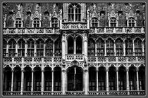 Grand Place Of Brussels Black and white von tastefuldesigns