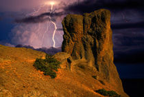 Lightning over the cliffs von Yuri Hope