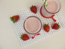 Cremiger Erdbeershake mit Milch, Quark, Joghurt und Erdbeeren by Heike Rau