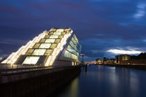 Dunkle Wolken am Dockland by Borg Enders
