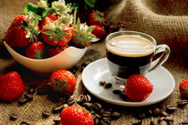 Espresso und frische Früchte im Kontrast von Tanja Riedel
