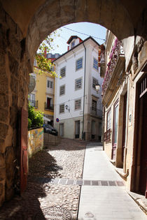 Coimbra : Altstadtgasse mit Arco de Almedina by Torsten Krüger