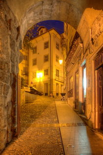 Coimbra : Altstadtgasse mit Arco de Almedina by Torsten Krüger