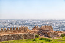 Blick von einem Berg auf die  afrikanische Hafenstadt Agadir von Gina Koch