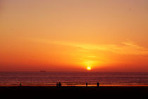 Ein traumhafter Sonnenuntergang mit Blick aufs Meer  von Gina Koch