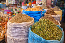Bunte Gewürze, Kräuter und Saaten auf einem orientalischen Markt  von Gina Koch