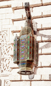 Eine orientalische Lampe mit kunstvollen Ornamenten by Gina Koch