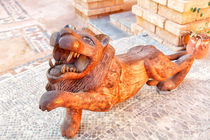 Ein Löwe als Holzskulptur by Gina Koch