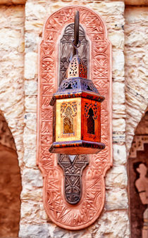 Eine orientalische Lampe mit kunstvollen Ornamenten von Gina Koch