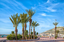 Auf der Strandpromenade der afrikanischen Hafenstadt Agadir by Gina Koch