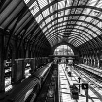 Kings Cross Station in black and white von Les Mitchell