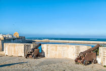Historische Kanonen stehen in der portugiesischen Festungsstadt El Jadida in Marokko von Gina Koch