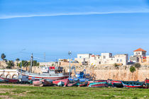 Boote werden ausgebessert vor den Mauern der portugiesischen Festungsstadt El Jadida in Marokko von Gina Koch