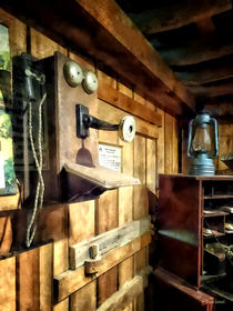 Old Fashioned Telephone in Office von Susan Savad