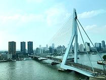 Erasmusbrücke in Rotterdam by mindfullycreatedvibrations