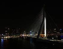 nächtliche Erasmus Brücke in  Rotterdam  von mindfullycreatedvibrations