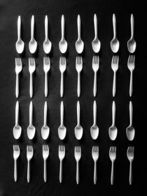 plastic forks and plastic spoons in black and white von timla