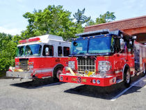 Two Fire Engines in Front of Firehouse von Susan Savad