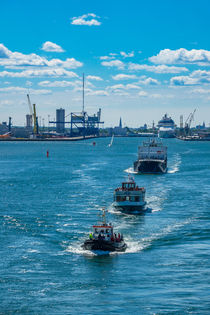 Schiffe beim Auslaufen aus dem Hafen von Rostock by Rico Ködder