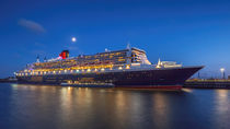 Queen Mary 2 zur Blauen Stunde Version#02 von photobiahamburg