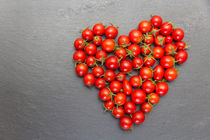 rotes Herz aus kleinen roten Tomaten von ollipic