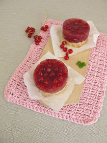 Roter Johannisbeerkuchen mit Kekskrümelboden als Kuchen ohne Backen by Heike Rau