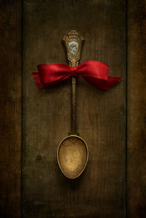 Red bow and ornamented spoon by Jarek Blaminsky