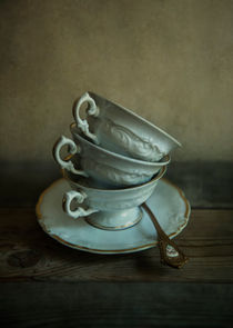 White ornamented teacups by Jarek Blaminsky