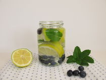 Aroma-Wasser mit Zitrone, Blaubeeren und Minze von Heike Rau