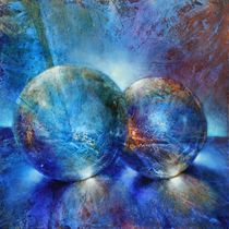 Zwei blaue Murmeln von Annette Schmucker