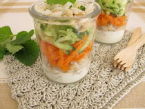 Salate im Glas mit Reis, Gerste, Gurke, Karotte und Joghurtsoße von Heike Rau