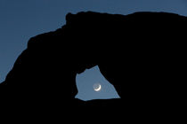 Mond im Arch Rock, Valley of Fire  by geoland