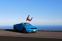 Mann sprint vor Freude in Ford Mustang Cabriolet von geoland