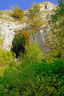 Climbing in the Natural Limestone Arch von Rod Johnson