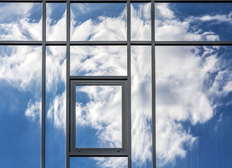 Hausfassadewolkenspiegelung