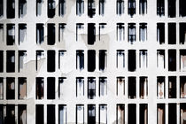 Abblätternde Fenster  von Bastian  Kienitz