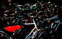 Fahrräder am Hauptbahnhof. Assemblage von Hartmut Binder