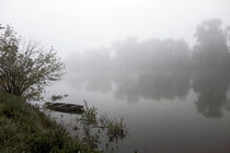 Nebel, Boot, Fluss - Dordogne von Hartmut Binder