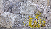 'Wertstoff im Recycling-Hof, Papier, weiß und gelb' von Hartmut Binder