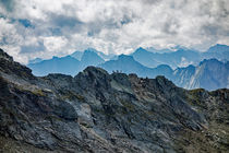 Zillertal - verwegene Wanderer in schroffen Bergkämmen by Hartmut Binder